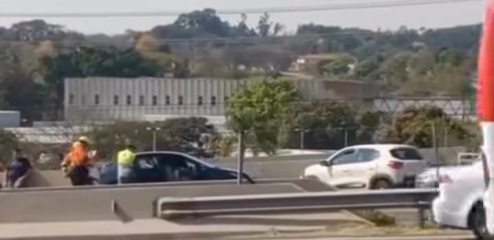 Acidente: Dois carros batem na Dom Gabriel, próximo à Coca-Cola